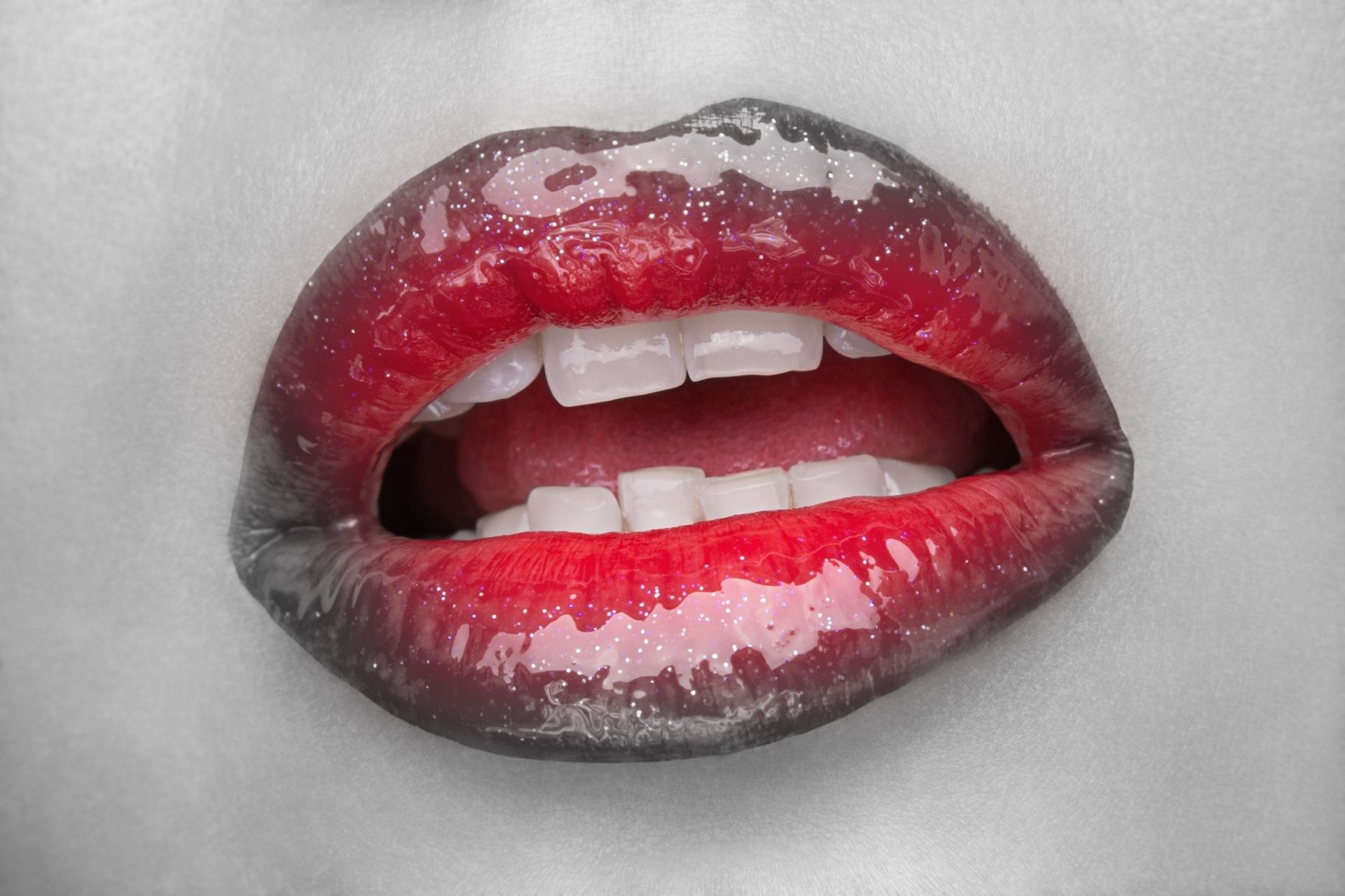 une bouche de femme avec un gloss brillant