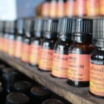 rangée de bouteilles d'huiles essentielles