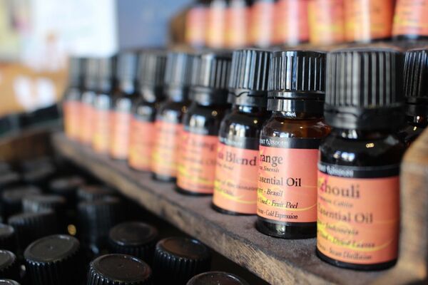 rangée de bouteilles d'huiles essentielles