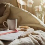 un plateau de petit déjeuner sur un lit