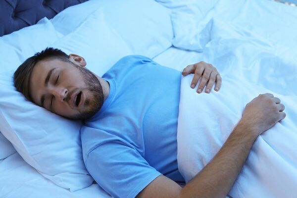 un jeune homme dormant et souffrant d'apnée du sommeil